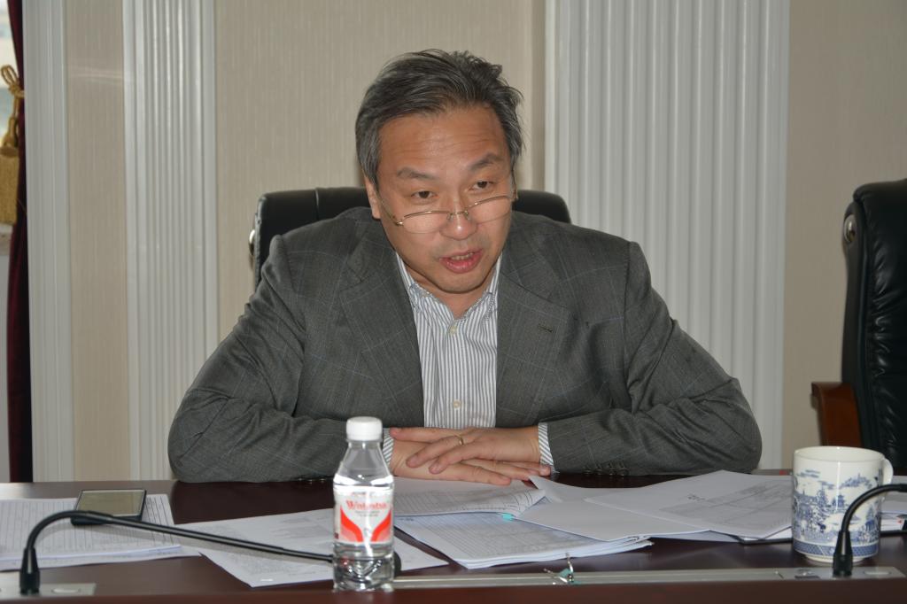 校长包军主持并作总结讲话